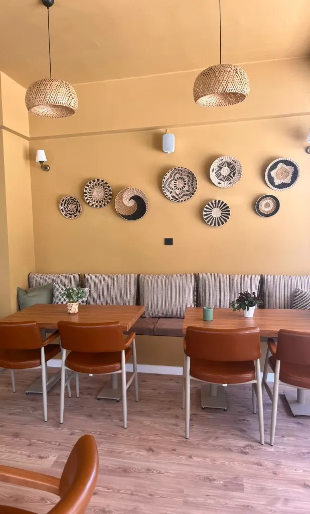 Mante’ restoranının sıcak ve modern iç mekânı