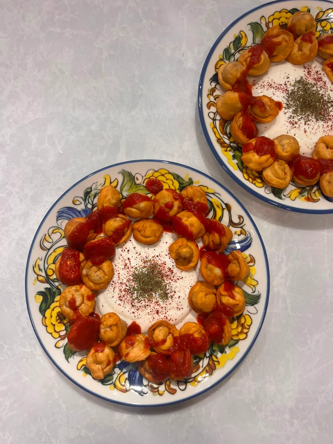 Domates soslu ve yoğurtlu mantı tabağı
